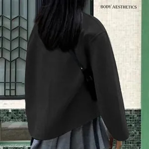 Achteraanzicht van een chique zwarte korte wollen jas met een elegant Brits ontwerp