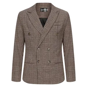Stijlvolle bruin geruite double-breasted casual herenblazer op een puur witte achtergrond