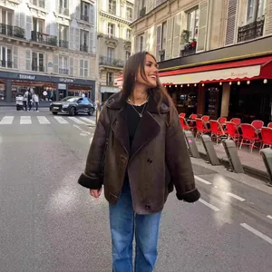 Giacca da donna in finta pelle scamosciata marrone scattata in una strada parigina.
