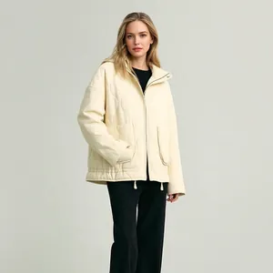 Stilvolle cremefarbene gesteppte Kapuzenjacke für Damen, hochwertiges warmes Winterdesign.