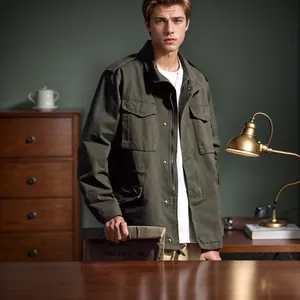 Veste de travail vintage olive pour homme présentée dans un cadre intérieur classique