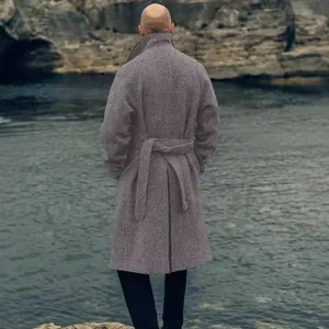 Manteau classique mi-long en laine à chevrons gris pour homme avec ceinture, vue de dos
