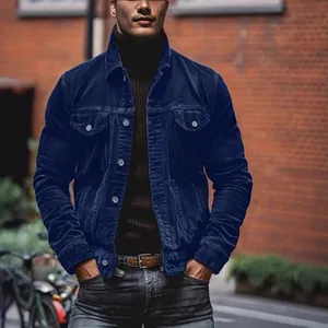 Gros plan d'une veste en velours côtelé bleu foncé pour homme avec col à revers