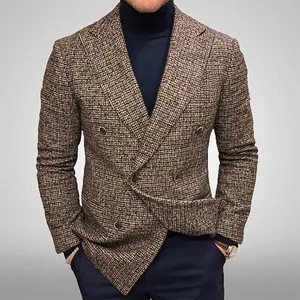 Blazer da uomo in tweed marrone a doppiopetto con motivo pied de poule dallo stile elegante