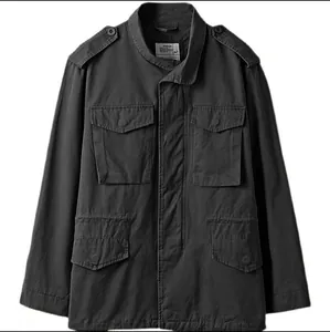 Détail de face d'une veste de campagne vintage gris anthracite avec quatre poches cargo
