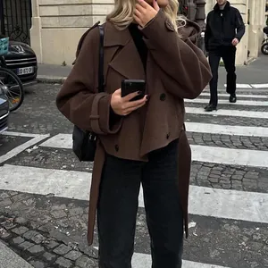 Détail d'un manteau en laine marron élégant avec ceinture pour femme style urbain chic