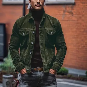 Gros plan montrant la texture épaisse d'une veste en velours côtelé vert pour hommes
