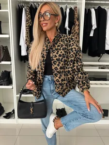 Detailansicht einer Retro-Leopardenjacke, getragen von einem Modell im Kleiderschrank