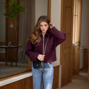 Vue détaillée de la veste en laine violette pour femmes avec fermeture éclair et poches
