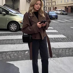 Photo lifestyle style urbain d'une veste en laine marron portée par une blonde