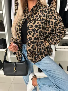 Detailansicht einer Damen-Jacke mit Leopardenmuster im Vintage-Stil und Knöpfen.