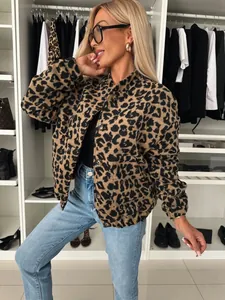 Nahaufnahme einer stylischen Jacke mit Leopardenmuster in einem modernen Ankleidezimmer.