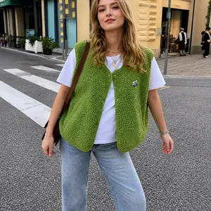 Gilet en polaire vert décontracté pour femme avec boutons dans un style urbain chic