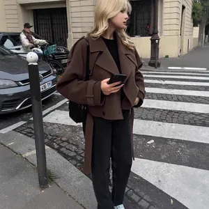 Veste en laine marron élégante avec ceinture à la taille dans un décor de mode urbaine