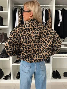 Detailansicht der Rückseite einer Damenjacke mit Leopardenmuster im Vintage-Stil