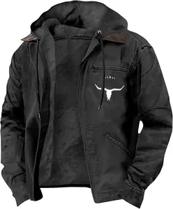 Close-up van een premium zwart jack met capuchon met warme fleecevoering en stierenkopopdruk