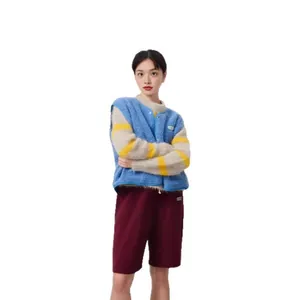 Gilet sans manches en polaire bleue pour femme avec coupe ample et fermeture boutonnée