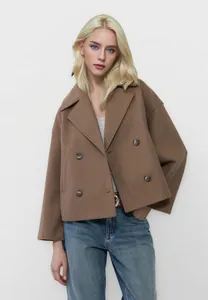 Vista frontale di un cappotto corto di lana marrone a doppiopetto con ampi revers.