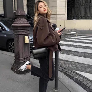 Veste chic en laine marron avec ceinture pour femme en style urbain