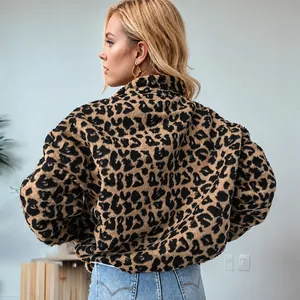 Rückansicht einer trendigen Oversize-Jacke mit Leopardenmuster im Vintage-Look