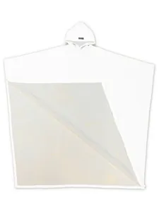 Vista dettagliata del poncho in lana bianco oversize con cappuccio in stile punk unisex