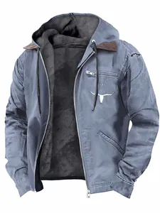 Detail van een blauwe herenjas met capuchon, fleecevoering en een wit logo met stierenkop