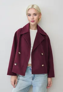 Dettaglio di un cappotto corto di lana bordeaux a doppio petto con un ampio rever