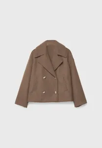 Primo piano di un cappotto corto in lana marrone a doppiopetto con ampi revers e tasche.