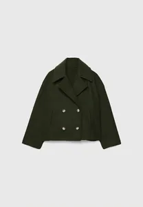 Dettaglio del cappotto corto in lana verde scuro con ampio revers e bottoni doppi