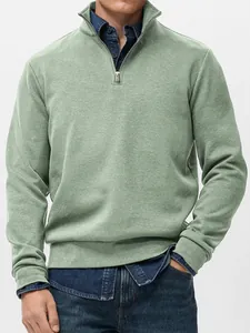 Herren Sweatshirt in Salbeigrün mit halbem Reißverschluss, lässiger Stehkragen-Stil.