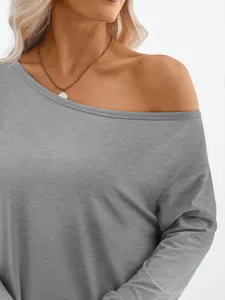 Vue détaillée d'un t-shirt gris à manches longues et épaules dénudées pour femmes