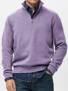 Detailansicht eines lila Herren-Sweatshirts mit halbem Reißverschluss und Stehkragen