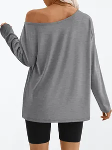 Vue arrière d'un t-shirt à manches longues gris à épaule dénudée en coupe décontractée