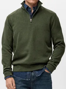 Detailansicht eines dunkelgrünen Herren-Sweatshirts mit halbem Reißverschluss und Stehkragen