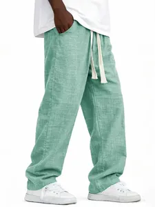 Detalle de los pantalones de lino verde menta para hombre con cordón y corte holgado.