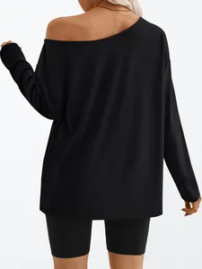 Vue arrière d'un T-shirt noir décontracté à manches longues et épaules dénudées, coupe ample