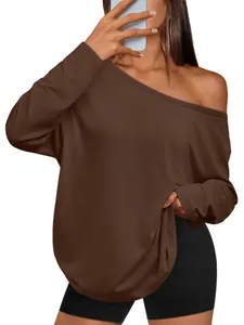 Détail d'un haut marron à manches longues et épaules dénudées pour femme, coupe ample