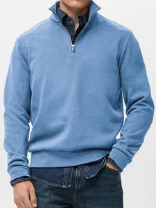 Nahaufnahme eines hellblauen Herren-Sweatshirts mit halbem Reißverschluss und Stehkragen