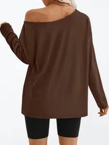 Vue arrière d'une femme portant un haut marron à manches longues dénudé et leggings