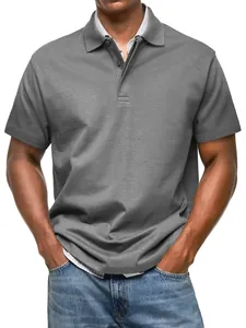 Détail de face d'un polo décontracté gris à manches courtes pour homme avec col boutonné
