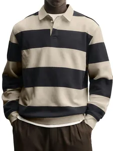 Detailansicht eines übergroßen Herren-Langarm-Polo-Sweatshirts mit dunkelblauen Streifen