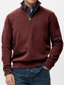 Detailaufnahme eines weinroten Herren-Sweatshirts mit halbem Reißverschluss und Stehkragen