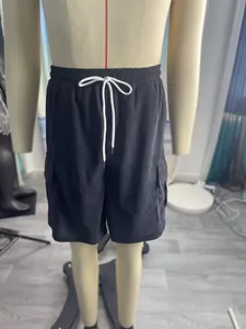 Nahaufnahme der schwarzen Cord-Cargo-Shorts mit Kordelzug auf Schaufensterpuppe