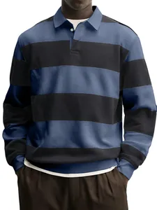 Nahaufnahme des gestreiften Herren-Polosweatshirts mit Knopfkragen und Stoffstruktur.