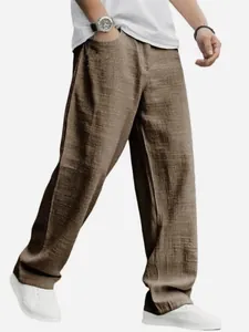 Primer plano de pantalones casuales de hombre en mezcla de lino y algodón marrón recto