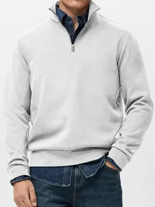 Detail eines hellgrauen Herren-Sweatshirts mit halbem Reißverschluss und Stehkragen