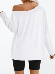 Vue arrière d'un élégant t-shirt blanc à manches longues et épaules dénudées chic