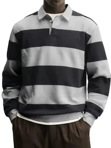 Nahaufnahme eines grau-schwarz gestreiften Rugby-Shirts für Herren mit Polokragen