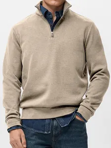 Nahaufnahme eines Herren Khaki-Sweatshirts mit halbem Reißverschluss und Stehkragen