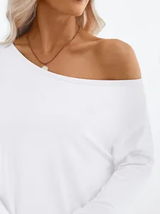 Gros plan d'un t-shirt blanc à manches longues et épaules nues pour un style décontracté